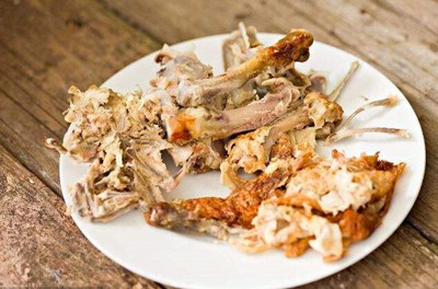 鸡鸭鹅骨头是哈士奇的食物禁忌之一,吃多了只会造成哈士奇肠胃刺伤